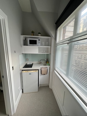 Frigobar, microondas, placa de cocina, tetera/pava eléctrica