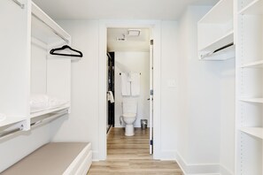 Tina, secadora de cabello, toallas, jabón