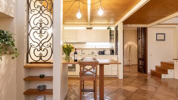 Apartamento clásico | Cocina privada | Frigorífico, horno, placa de cocina y lavavajillas