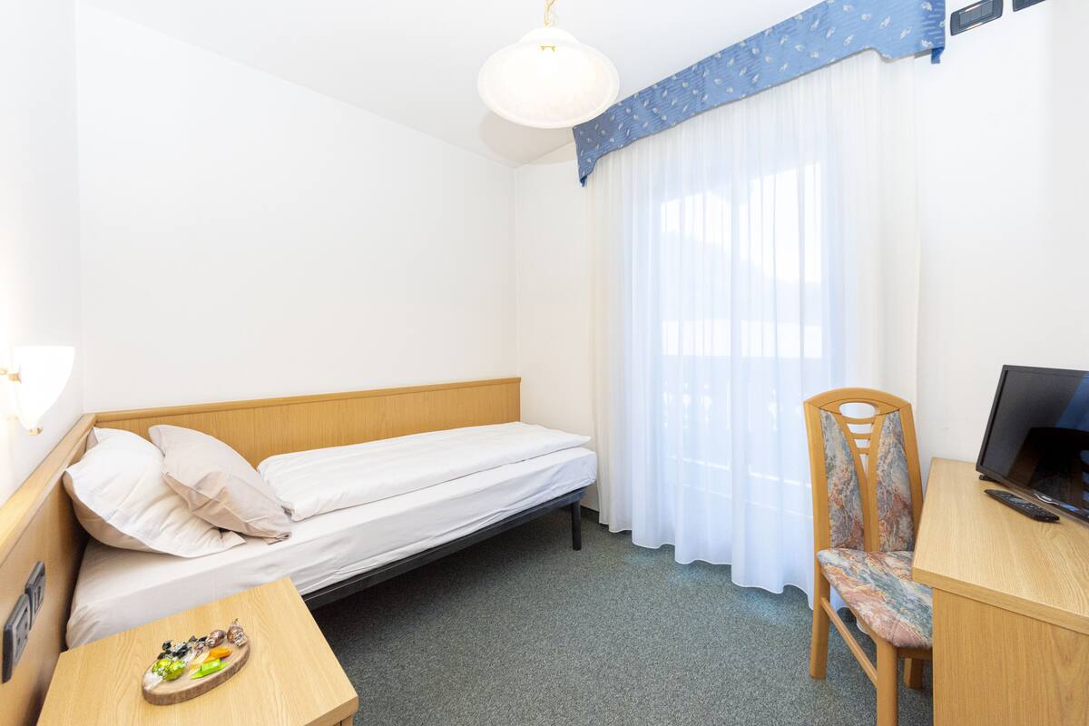 Comfort Single Room | In-room safe, WiFi (free)