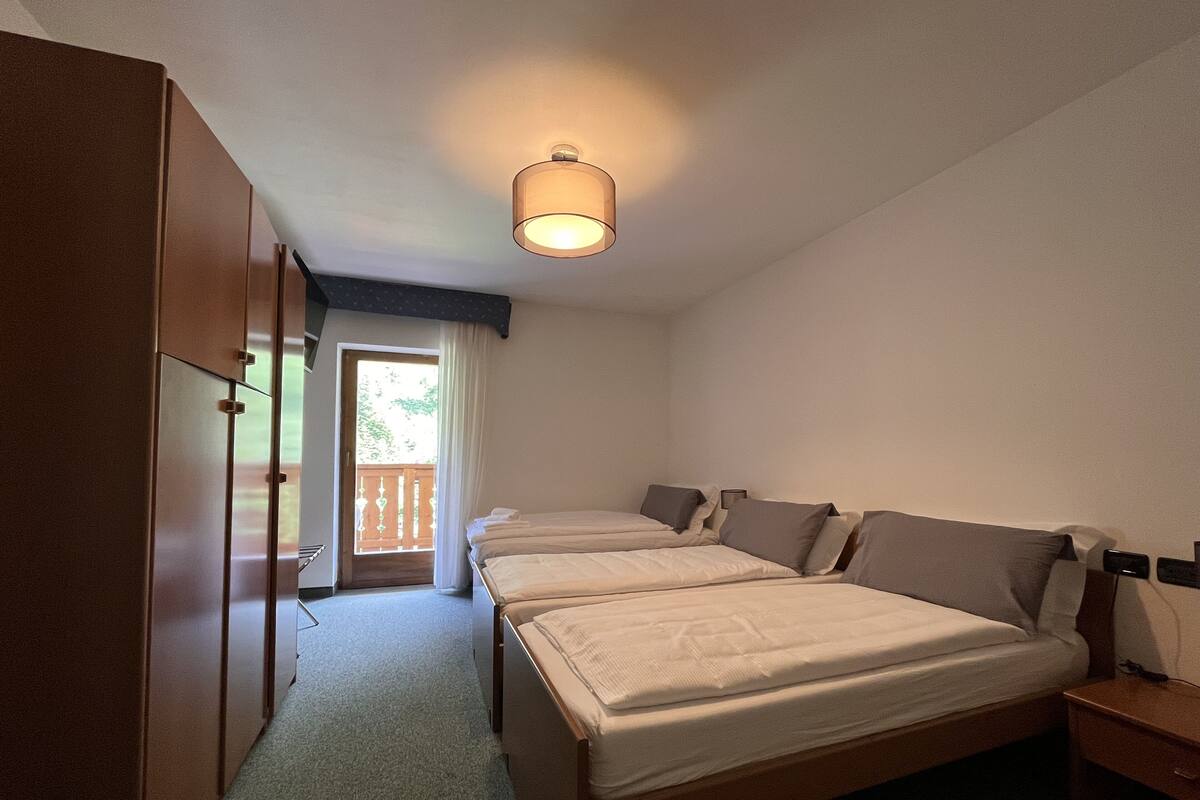 Economy Triple Room | In-room safe, WiFi (free)