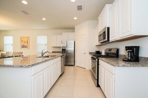 Køleskab, mikrobølgeovn, ovn, kogeplade