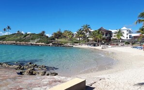 På stranden
