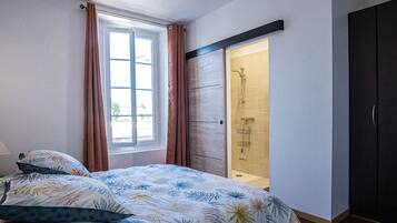 2 bedrooms, iron/ironing board, travel cot, WiFi