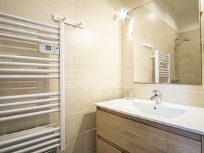 Douche, séchoir à cheveux, serviettes fournies