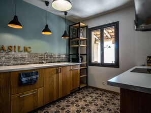 ثلاجة، ميكروويف، فرن، موقد طهي مسطح