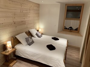 5 bedrooms, iron/ironing board, free WiFi, bed sheets