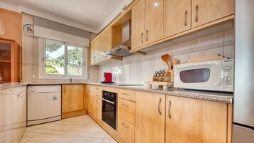 Een koelkast, een microgolfoven, een oven, een kookplaat