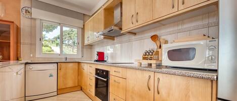 Een koelkast, een microgolfoven, een oven, een kookplaat