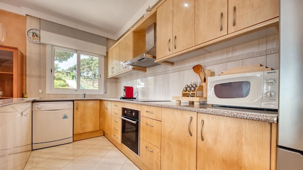 Een koelkast, een microgolfoven, een oven, een kookplaat