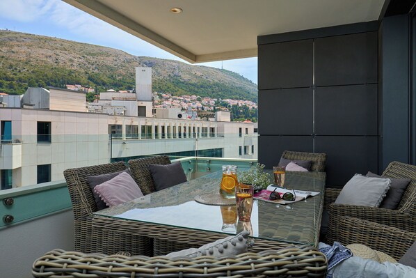 Unclassified image, 1 of 27, button