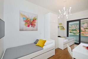 2 habitaciones, escritorio, tabla de planchar con plancha y wifi gratis 