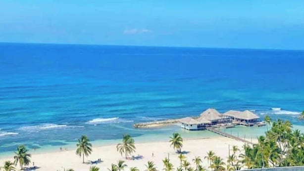A beach resort with overwater bungalows, a pier, and palm trees. - 🏝🏝Best View, Pool, Jacuzzi, Gym, WiFi, BBQ, Parking 🏝🏝 (Playa Juan Dolio)
