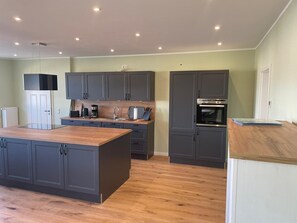 Kühlschrank, Ofen, Herdplatte, Geschirrspüler