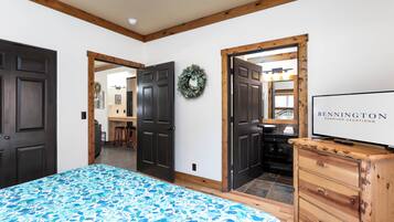 2 bedrooms, travel crib, free WiFi, bed sheets