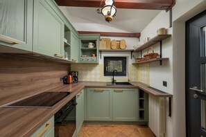 Coffee/tea maker, fridge, microwave, oven