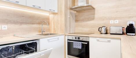 冰箱、微波炉、烤箱、炉灶