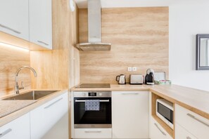 Réfrigérateur, four à micro-ondes, un four, surface de cuisson
