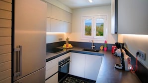Wasserkocher mit Kaffee-/Teezubehör, Kühlschrank, Ofen, Herdplatte
