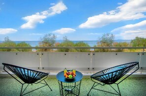 Property grounds - VOULIAGMENI KAVOURI WATERFRONT APARTMENT (Vouliagmeni)