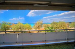 Property grounds - VOULIAGMENI KAVOURI WATERFRONT APARTMENT (Vouliagmeni)