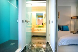 1 bedroom, iron/ironing board, bed sheets - VOULIAGMENI KAVOURI WATERFRONT APARTMENT (Vouliagmeni)