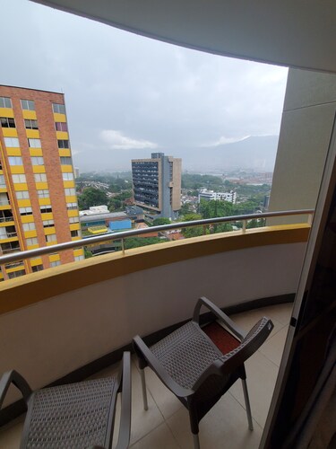 17th floor CONDO IN DOWNTOWN POBLADO POOL/SAUNA& STEAM ROOM
