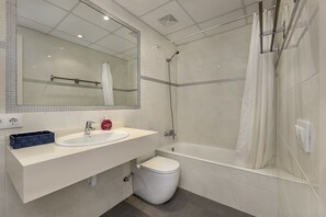 Baignoire, sèche-cheveux, bidet, serviettes fournies