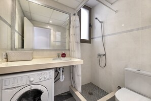 Bathtub, hair dryer, bidet, towels