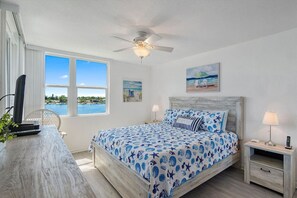 2 quartos, escrivaninha, ferros/tábuas de passar roupa