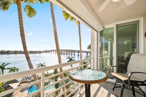 Top Floor Corner Unit| Bahia Vista 8-509|2/2