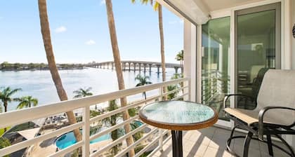 Top Floor Corner Unit| Bahia Vista 8-509|2/2