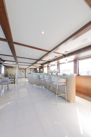 30 inci televisyen LCD dengan satelit, TV