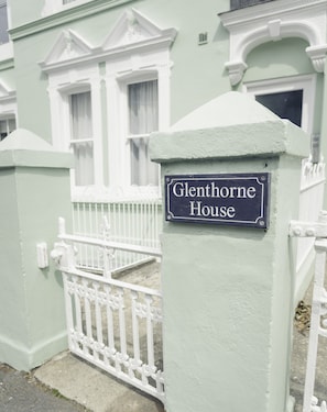 Une maison avec une plaque portant l’inscription « Glenthorne House », fixée sur un poteau blanc.