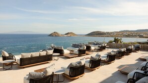 A terrace with outdoor seating and a view of the sea. - Cali Mykonos (Mykonos)