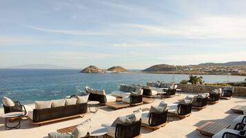 3 bars/lounges, 2 poolside bars