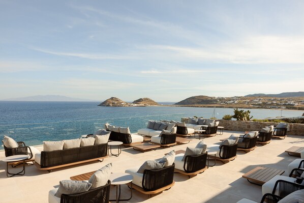 3 间酒吧/酒廊、2 间池畔酒吧