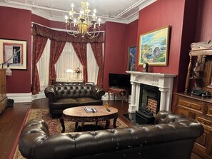 Presidential Apartment | Egyptian cotton sheets, premium bedding, down comforters, pillowtop beds - The Roses Heritage Inn (St. John's)