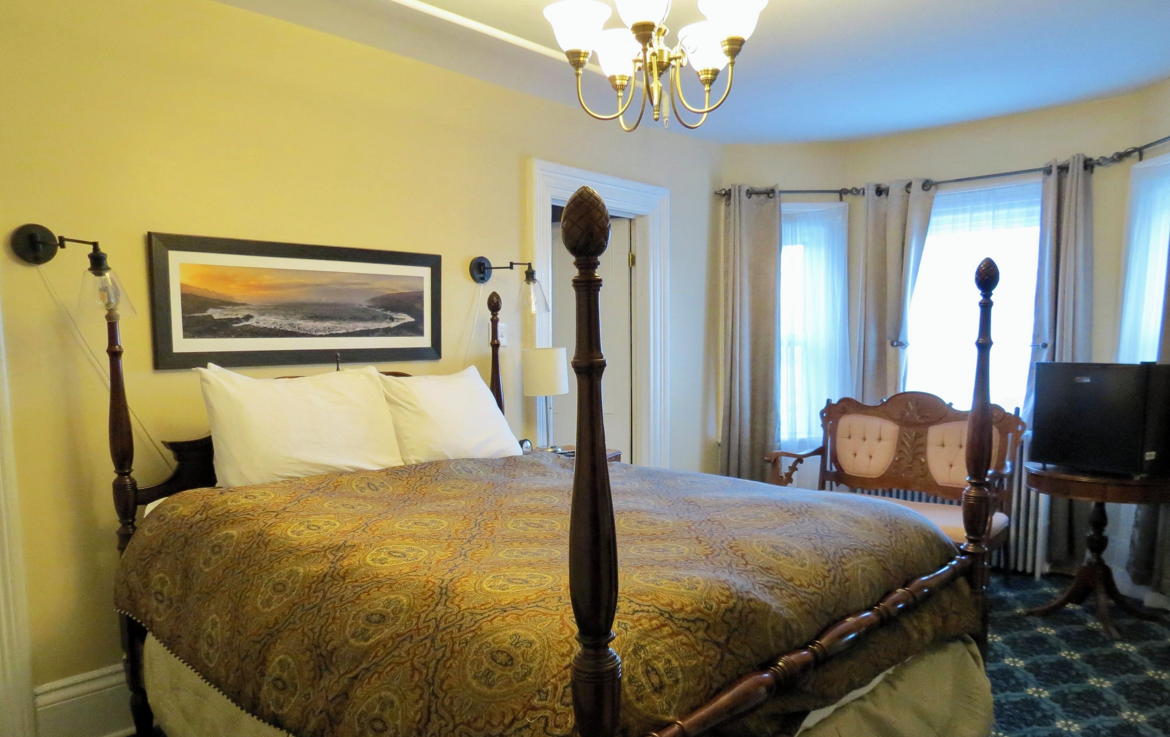 Traditional Room | Egyptian cotton sheets, premium bedding, down comforters, pillowtop beds