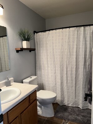 Duschwanne, Haartrockner, Handtücher, Seife