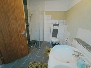Chambre Double | Salle de bain | Douche, sèche-cheveux, serviettes fournies