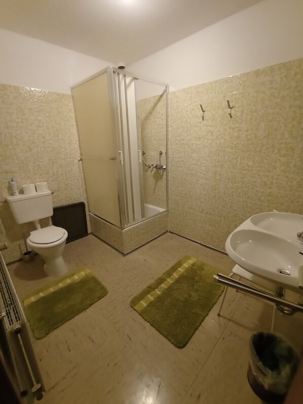 A bathroom with a toilet, a shower, and a sink. - Hotel Gasthof Müller (Winterberg)