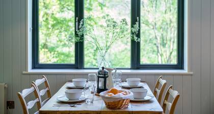 Guest Cabin in the Hampshire Woods