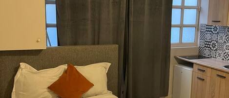 Planxa i posts de planxar, wifi i roba de llit