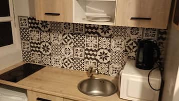 Réfrigérateur, micro-ondes, plaque de cuisson