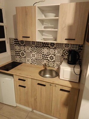 Kühlschrank, Mikrowelle, Herdplatte