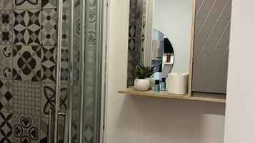 Douche, serviettes fournies