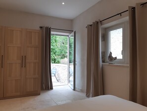 2 bedrooms, iron/ironing board, travel crib, free WiFi - CHARMING SPACIOUS COTTAGE IN FARMHOUSE . Pool unavailable from July 4 to Sept 1. (Forcalquier)