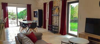 CHARMING SPACIOUS COTTAGE IN FARMHOUSE .
