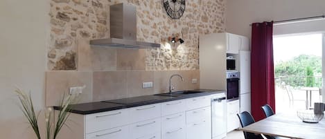 Refrigerador, microondas, horno y parrilla de estufa